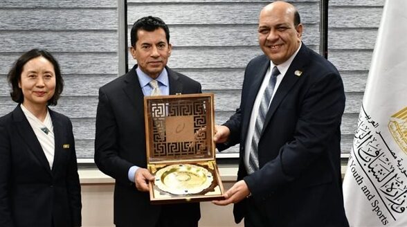 وزير الشباب والرياضة يلتقي سكرتير الاتحاد الدولي للوشو كونغ فو – يلا شوت